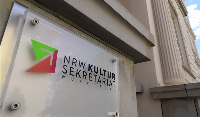 Zu sehen ist das Logo des NRW KULTURsekretariats am Gebäude Döppersberg 19