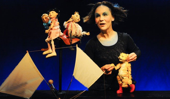 Das Foto zeigt die Puppenspielerin mit ihren Figuren