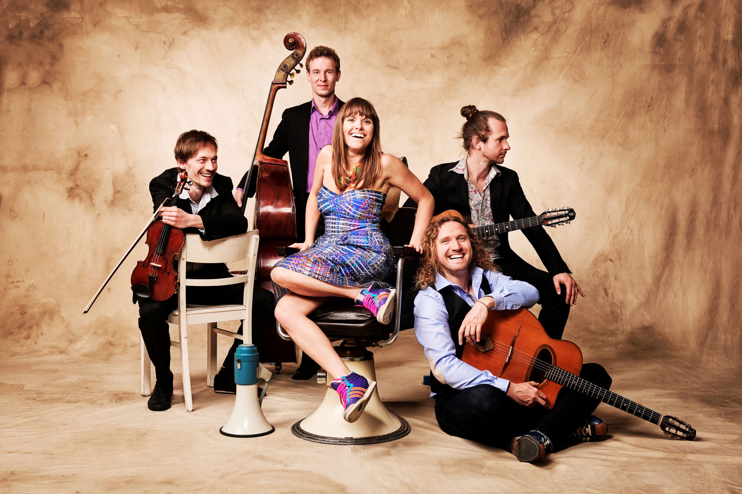 Zu sehen ist das Ensemble Marion und Sobo Band