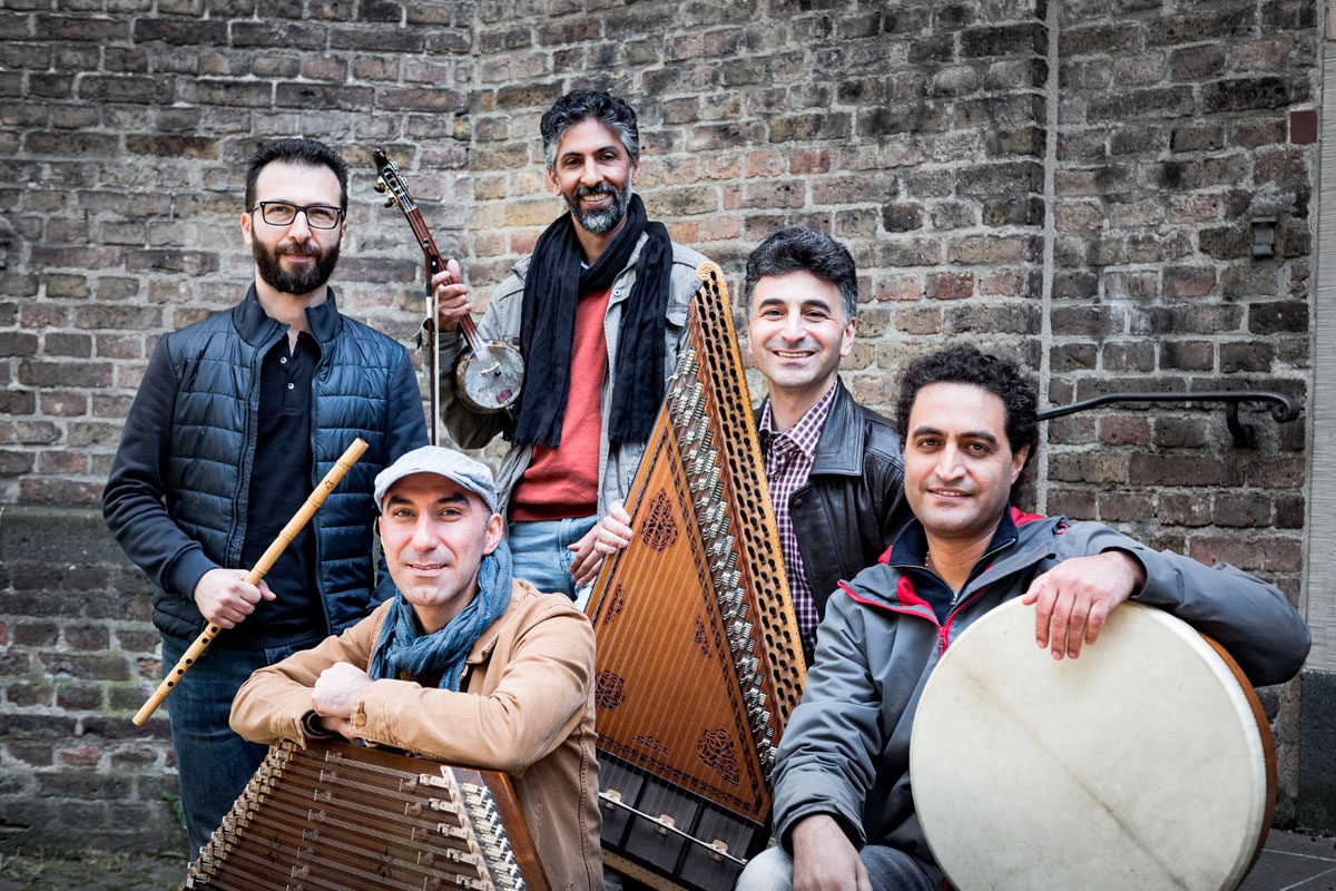 Zu sehen sind die Musiker von Nouruz
