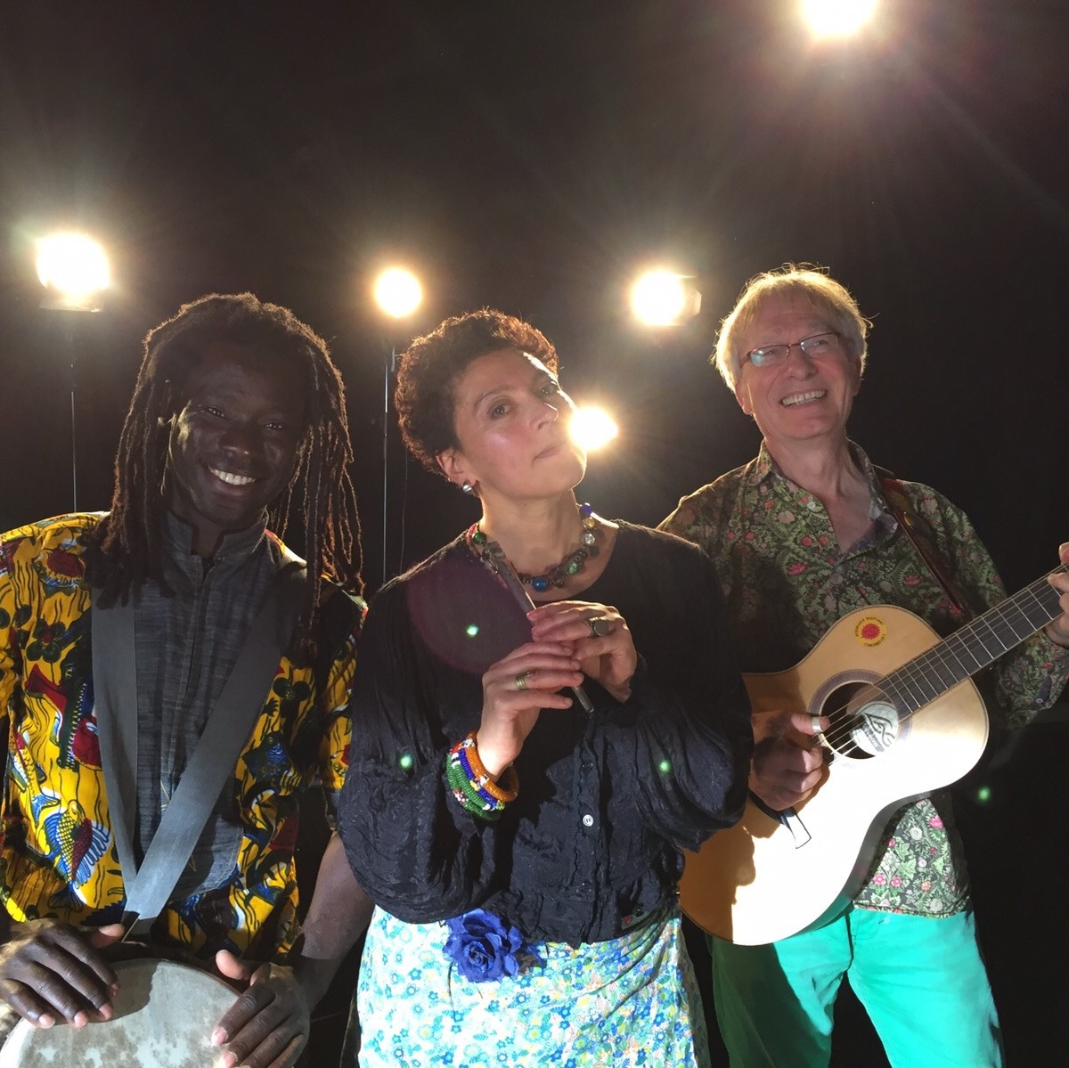 Das Foto zeigt die Musiker von Karibuni